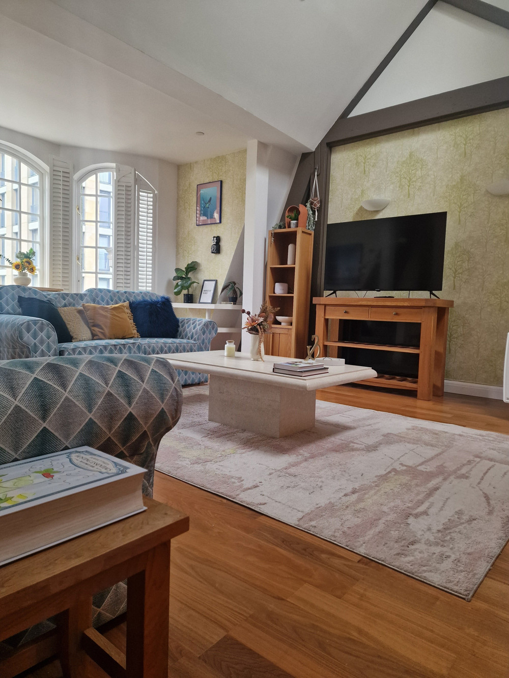 Stylish top-floor 2-Bedroom Apartment in Cardiff preview