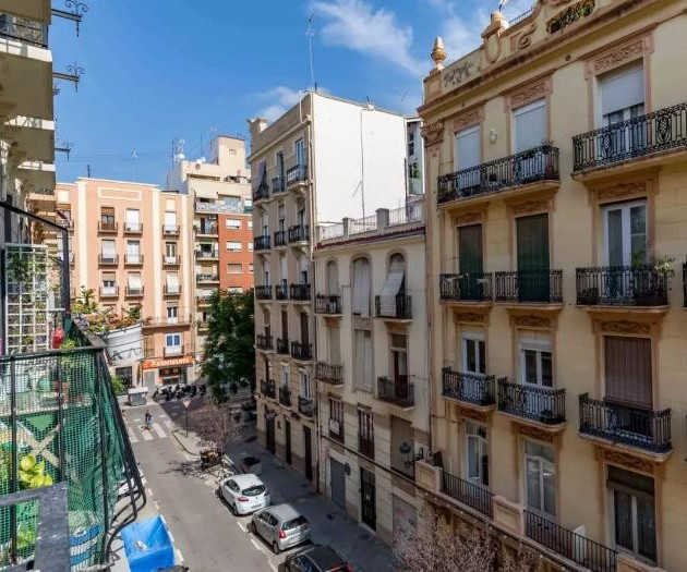 STUNNING 2-BEDROOM APARTMENT IN RUSSAFA · SEASONAL