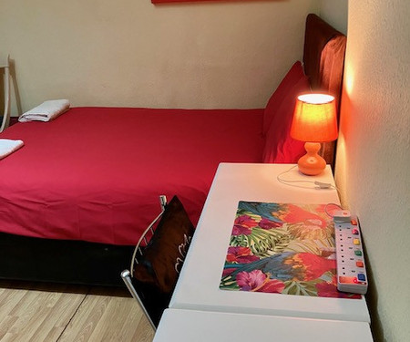 Comfy room in friendly Home-share