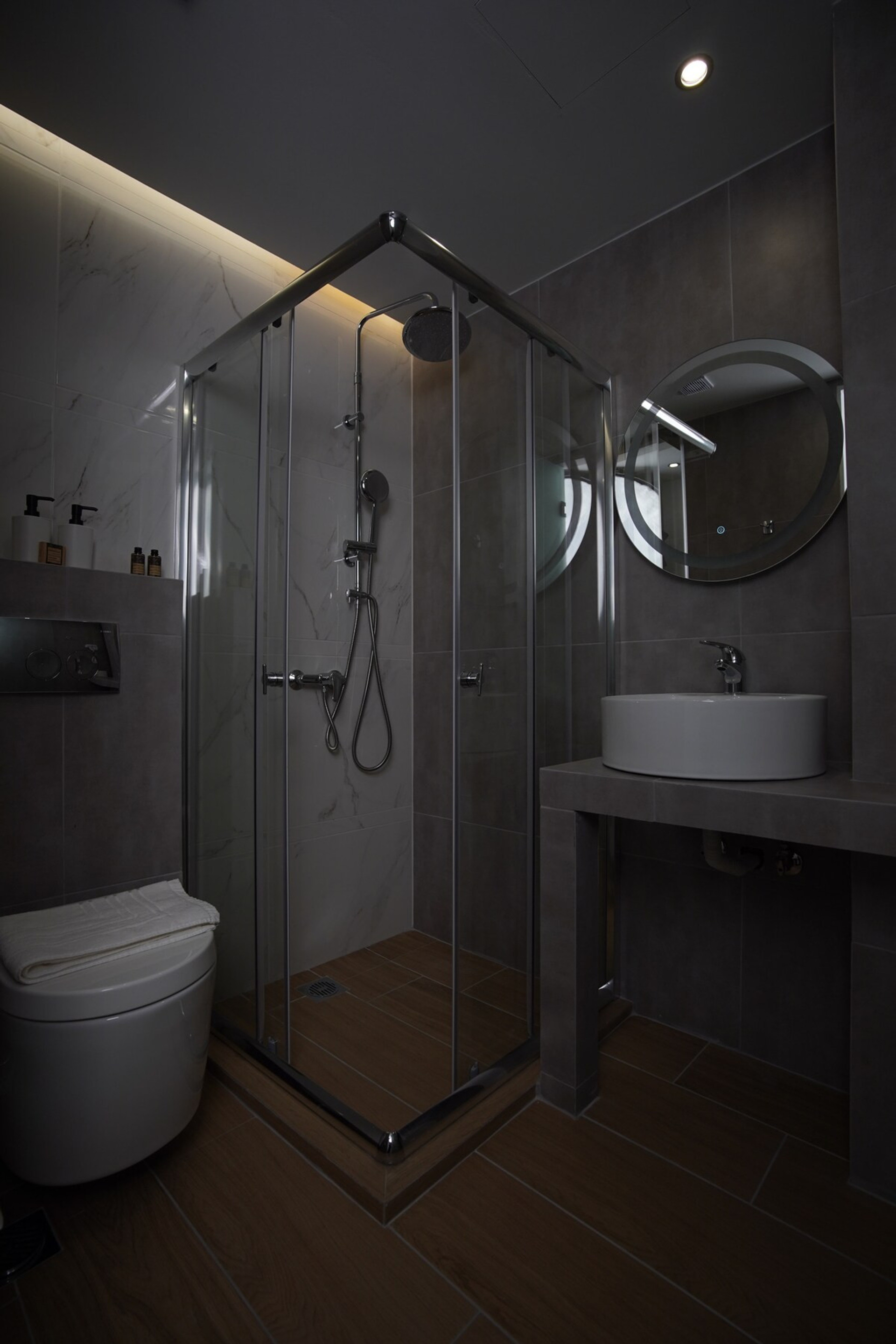Full bathroom image 1