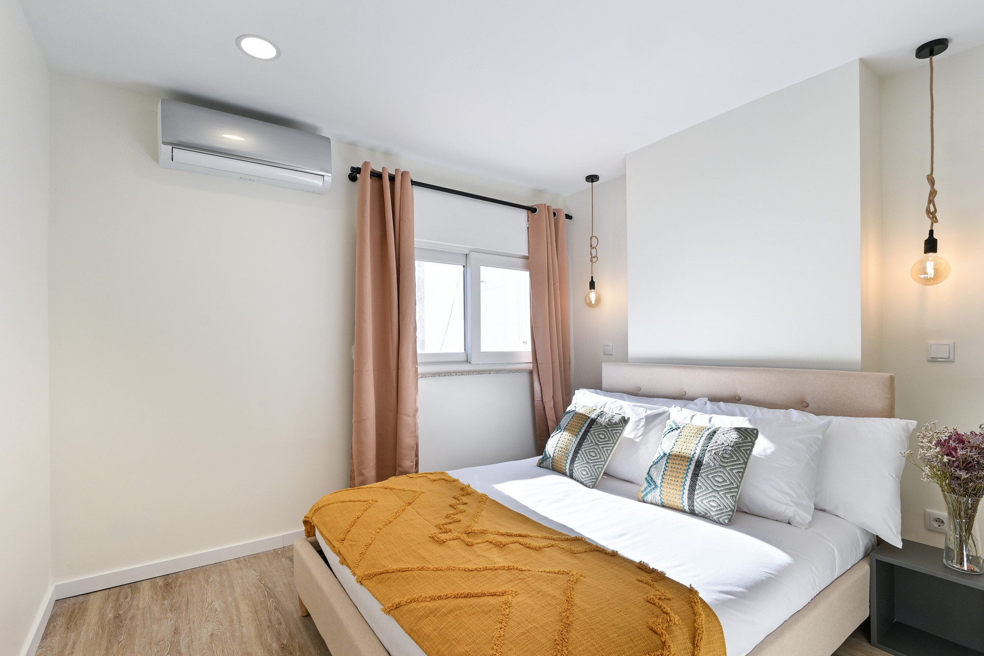 Quarto com cama de casal
