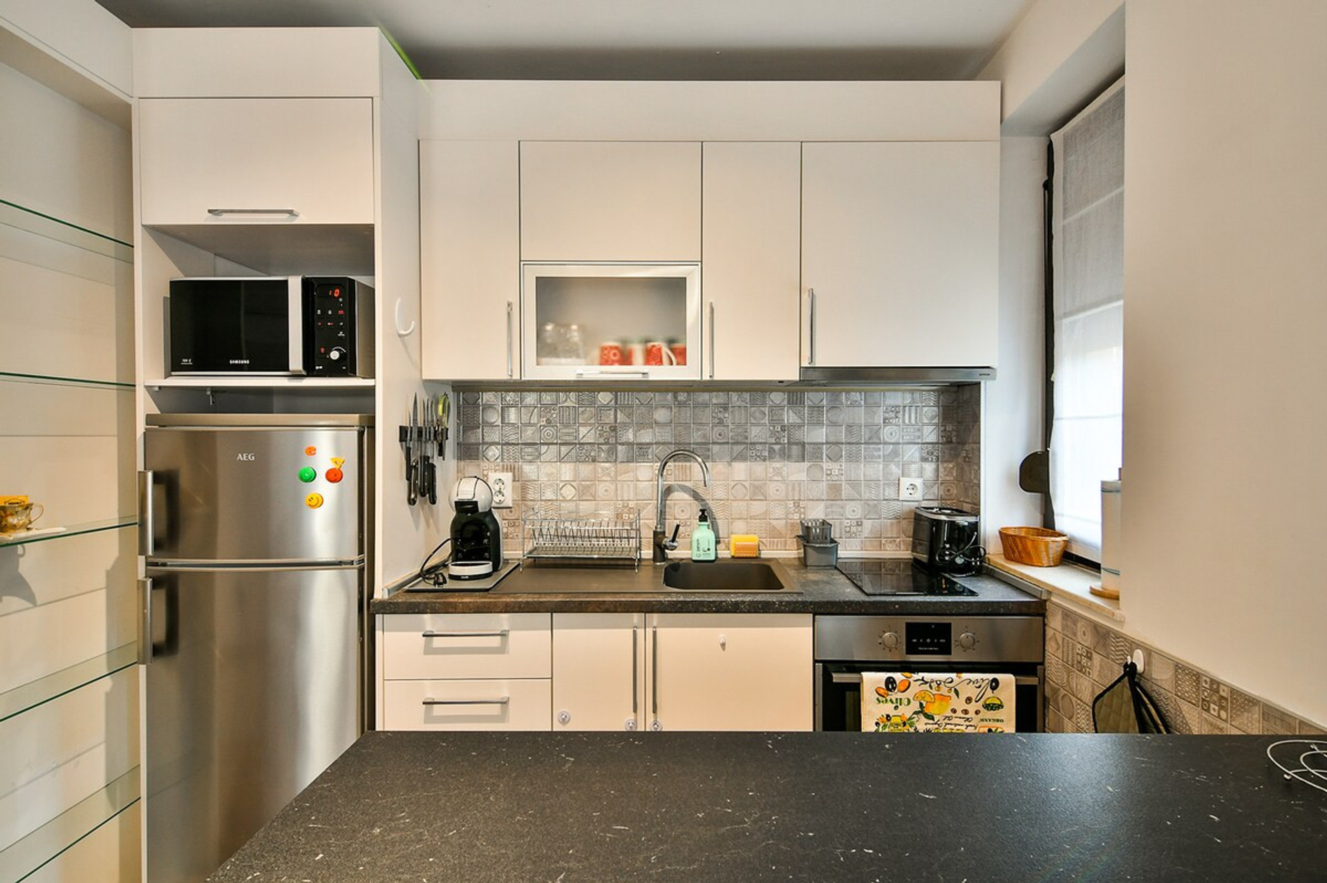 Modern fully equipped kitchen – A sleek and functional kitchen with high-end appliances, stylish backsplash, and ample counter space. Perfect for preparing home-cooked meals with ease.