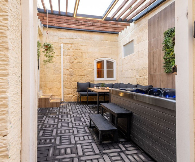 Courtyard corridor with hot tub