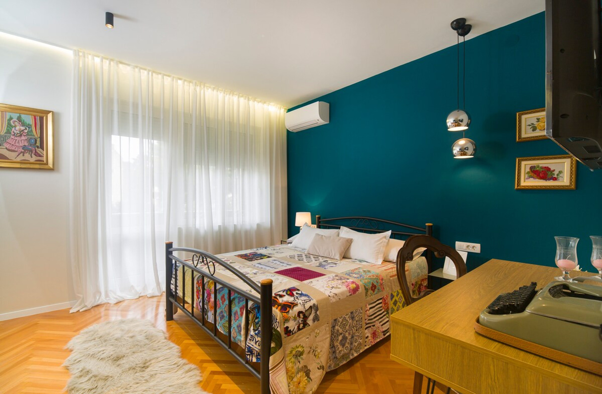 Bedroom with queen size bed