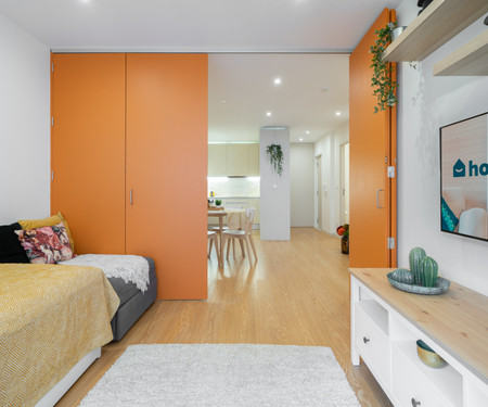 Colorful Bright Flat w/ Balcony by Host Wise