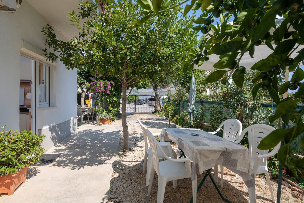 A1 apt. near beach with patio, parking and grill preview