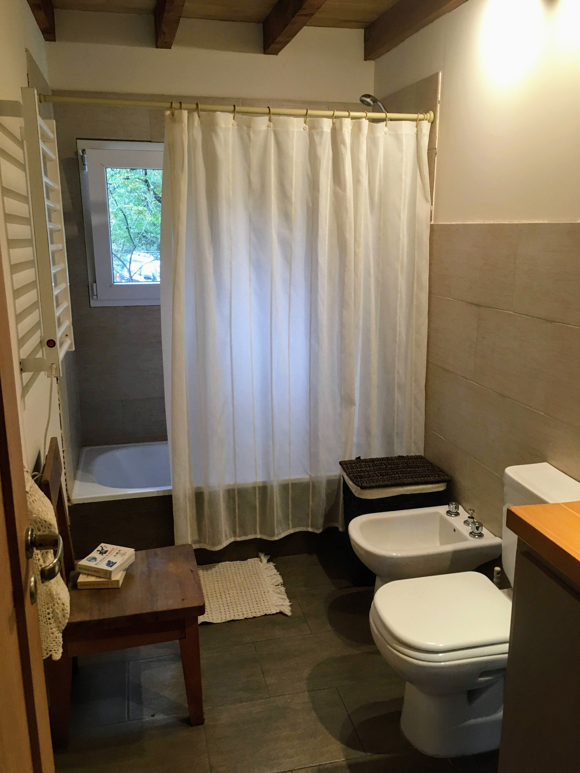 baño equipado compelto. Con toallero electrico para calentar las toallas y tina para baños de inmersión escuchando el canto de las aves