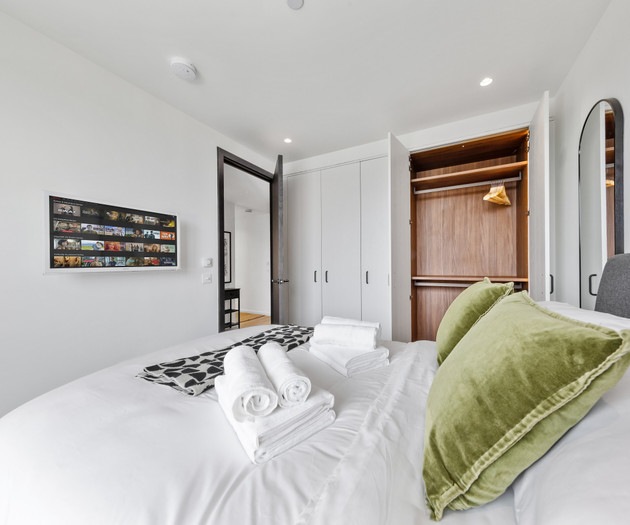 Penthouse Apartment with City Views, Parking + 2BR