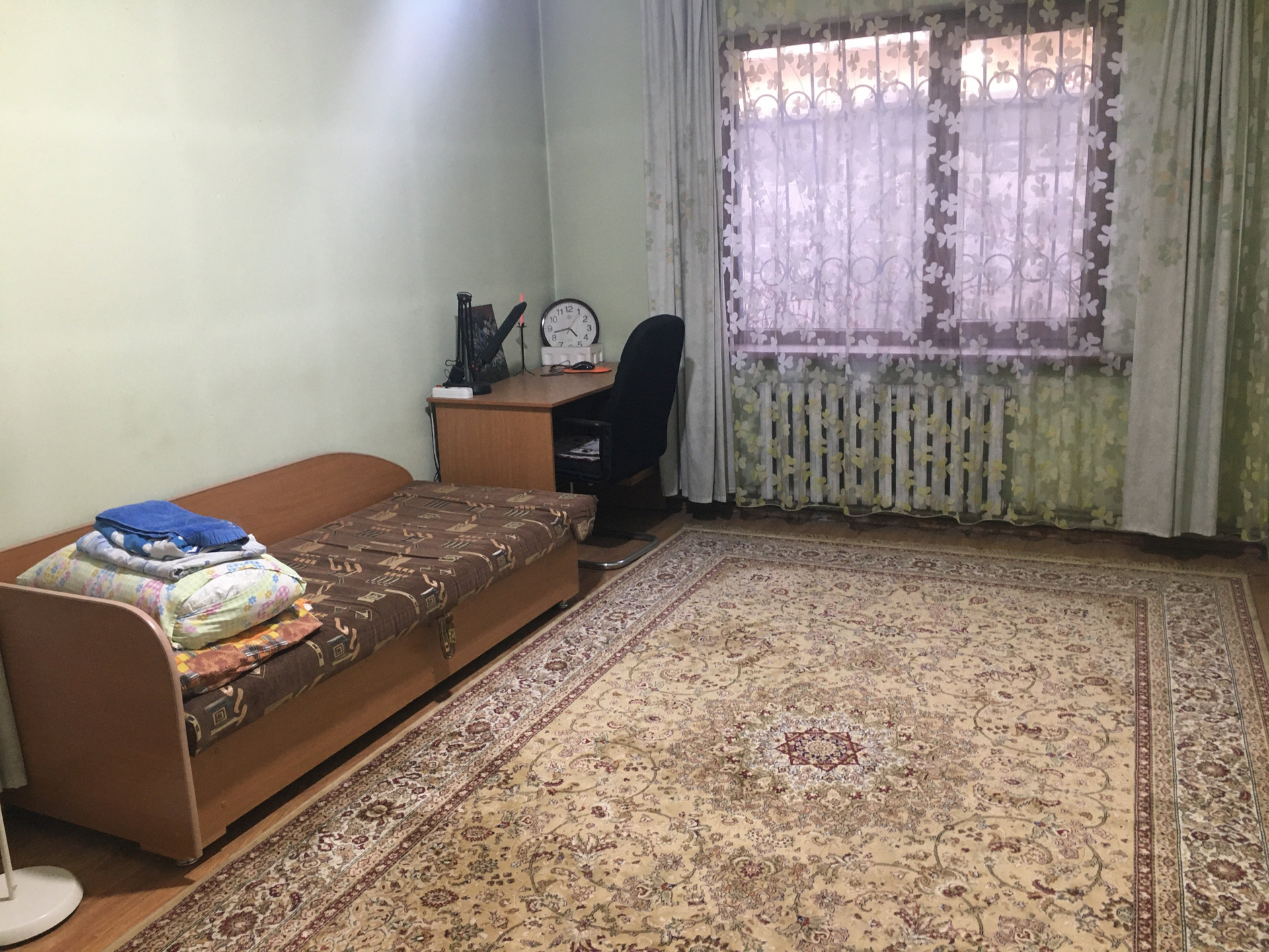 Bedroom with single bed carpet