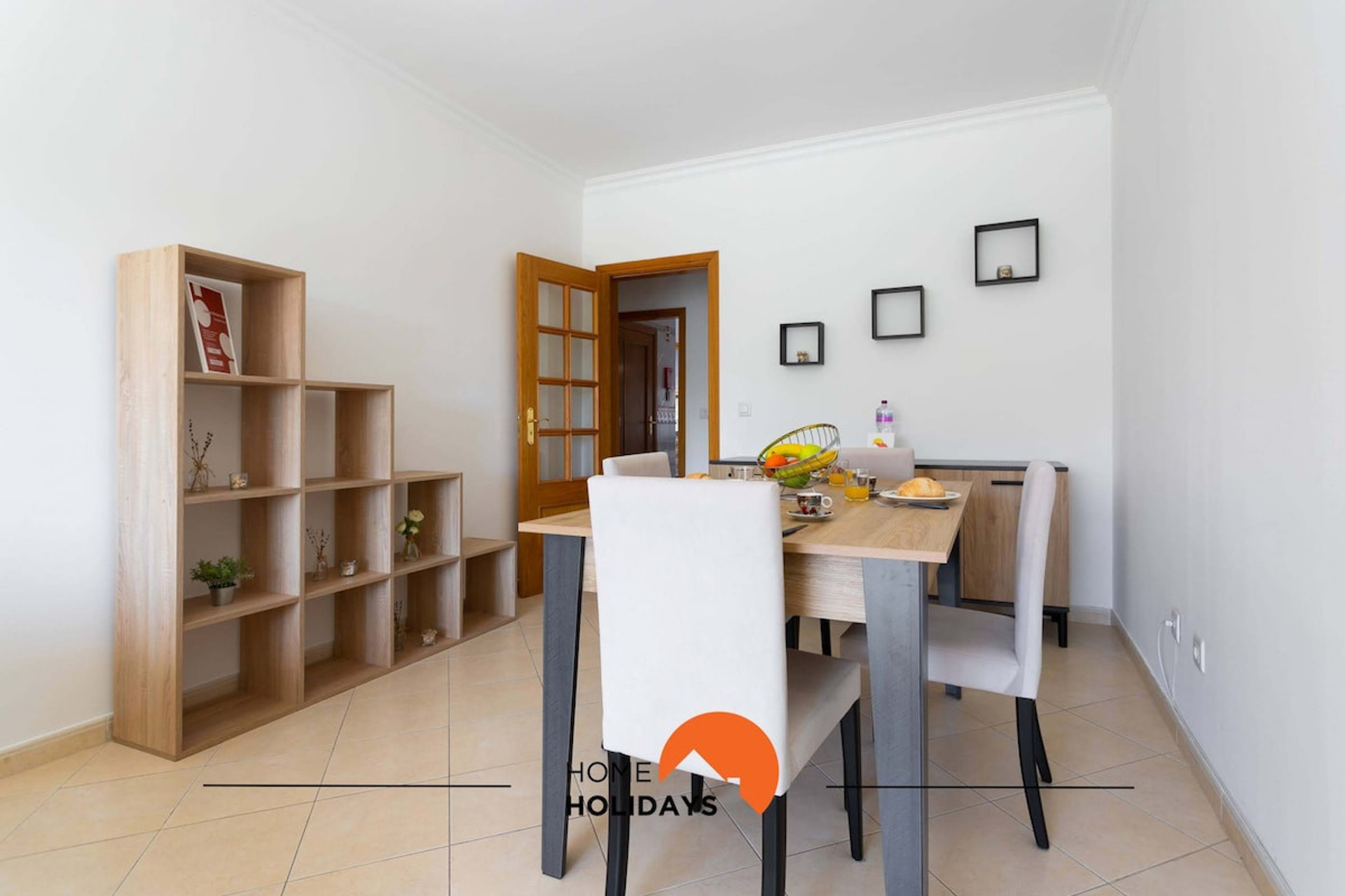 Dining room for 4 people, stylish and minimalist decor
