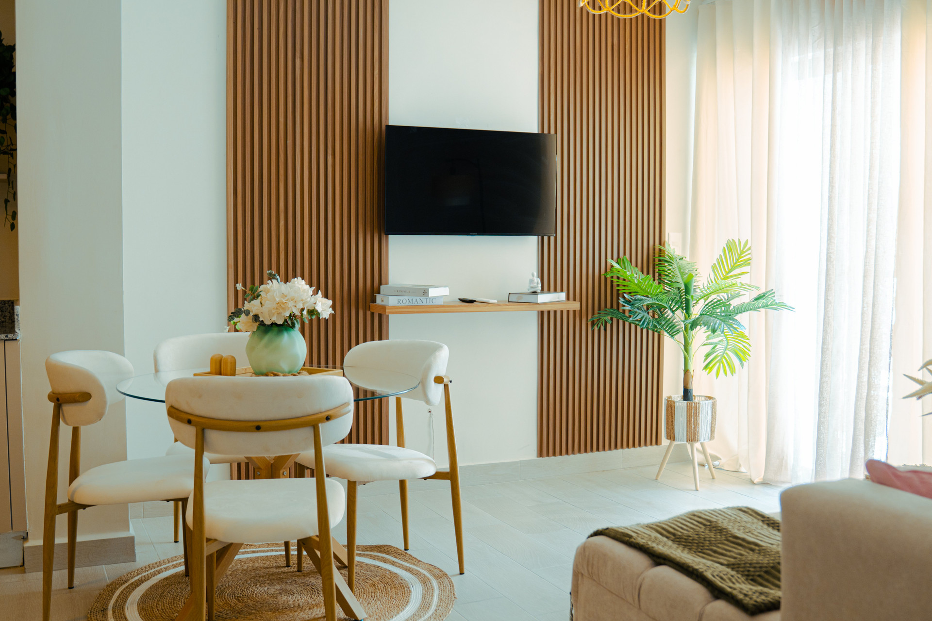 Dining area with TV wall