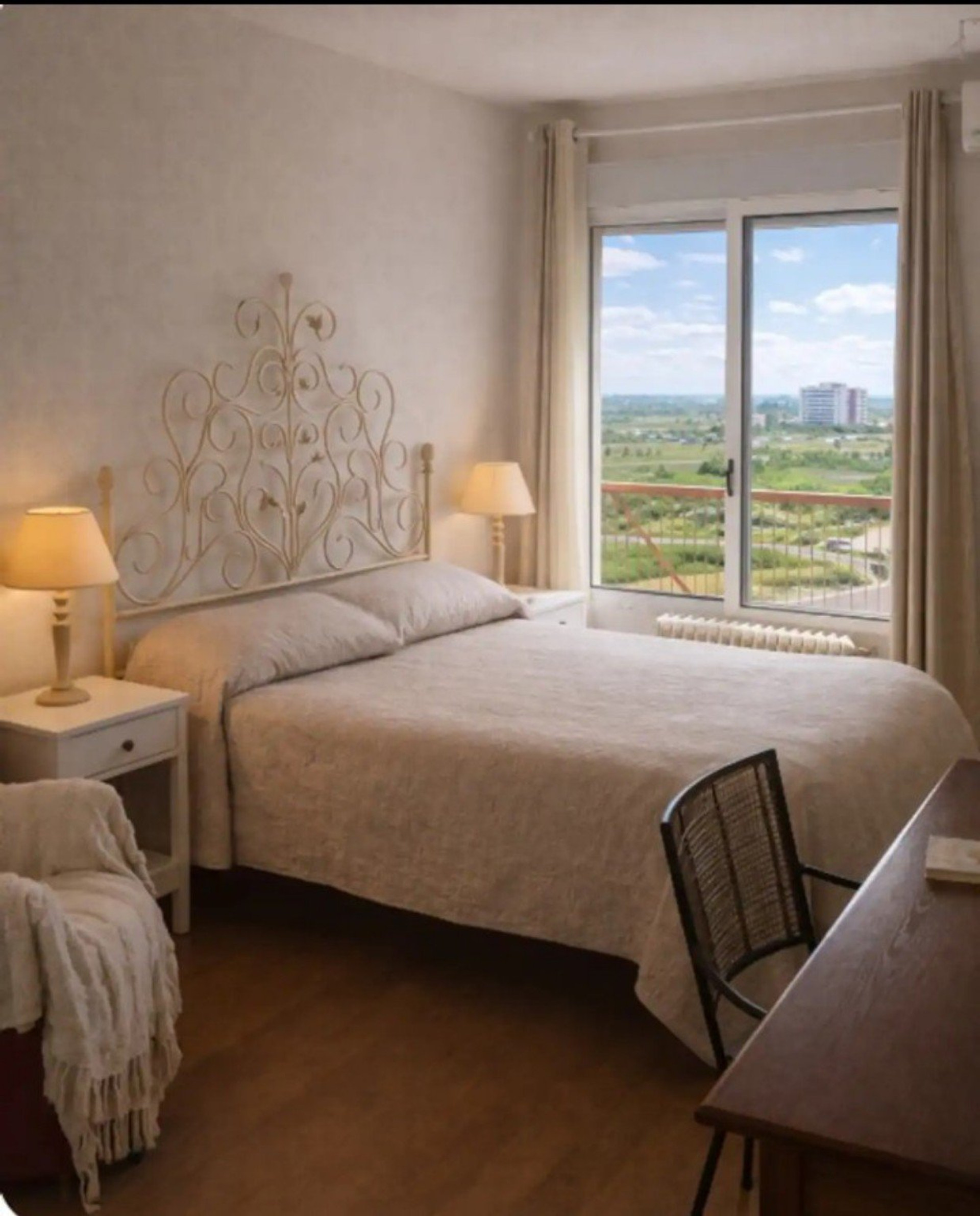Tú habitación. Es espaciosa. Lo mejor es la ventana. Hay sillón de descanso y escritorio para tu ordenador