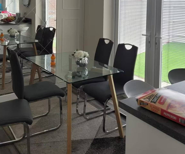 Comfortable 4 Bedroom Home Sleeps 7 Wolverhampton