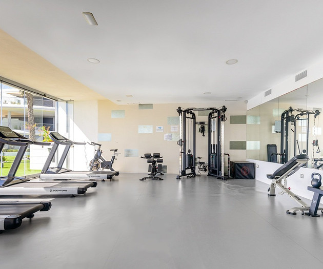 Luxury Beachfront Apt | Heated Pool, Gym & Seaview