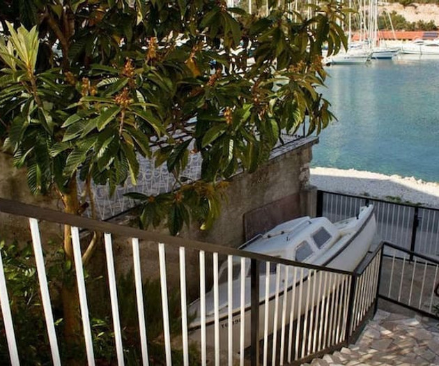 Seaview Waterfront Holiday Home Maria