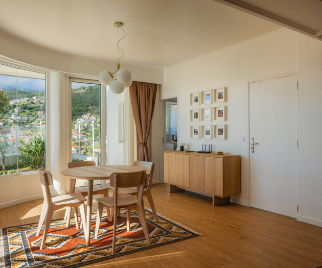 Apartamento de 2 dormitorios con jardín, piscina y vistas a la bahía sobre Funchal