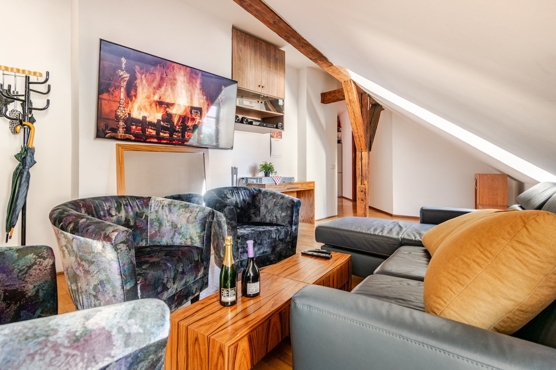 studio-like living room with TV, two leather sofas, three armchairs provides additional space. 75'' TV available with ChromeCast (YouTube, Spotify, Netflix, etc.)