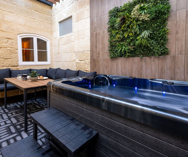 Courtyard hot tub with seating