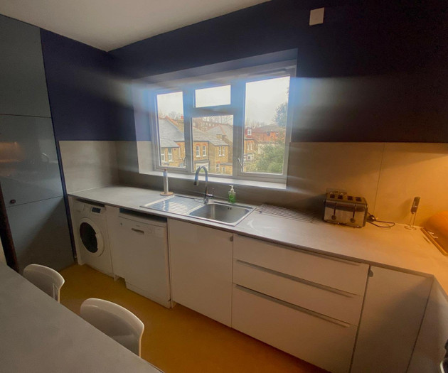 3 bedroom flat with balcony, 500m to rail station