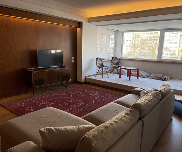 Bright Room with Workspace & Private Bathroom – En