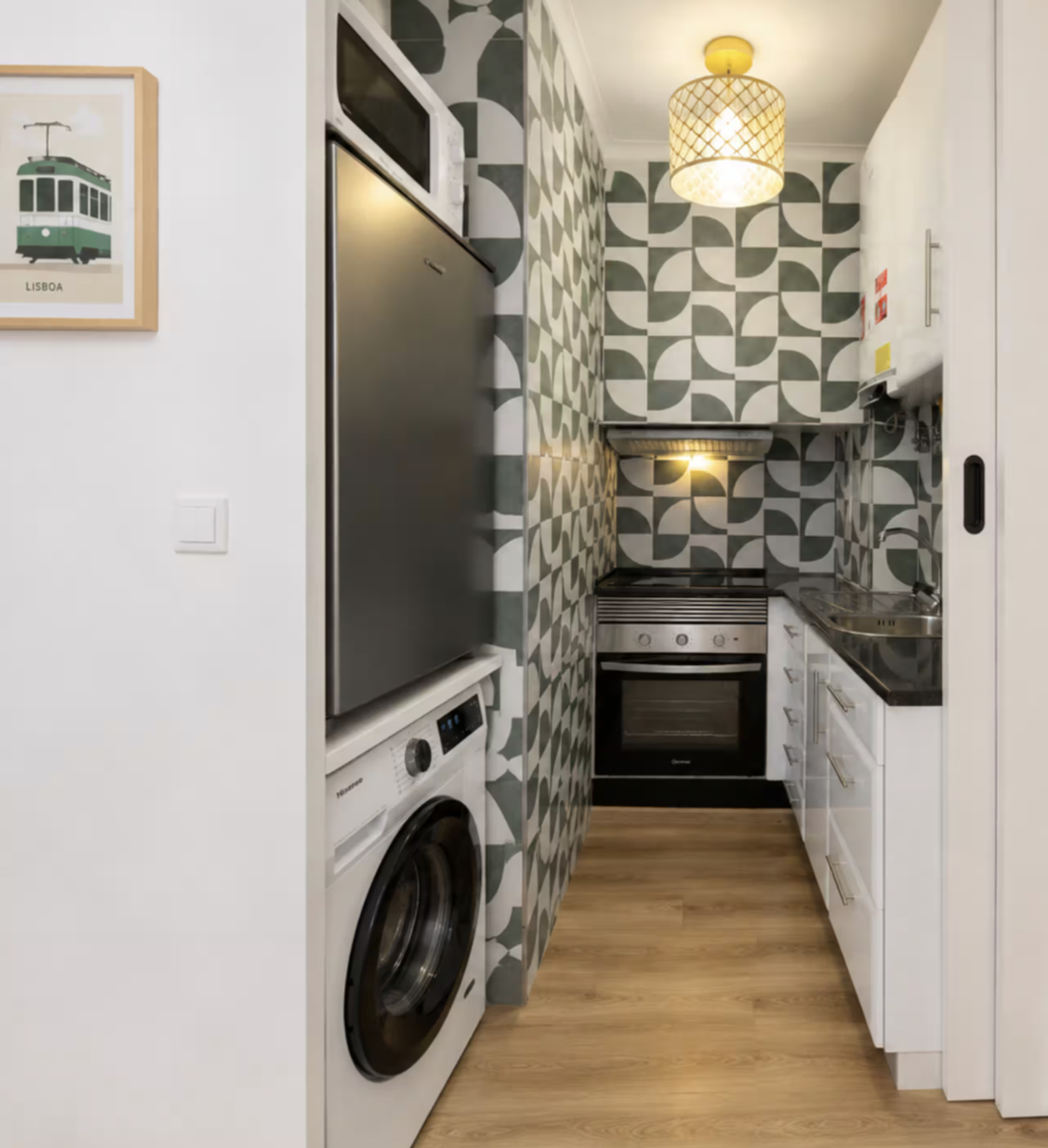 Compact kitchen with washing machine