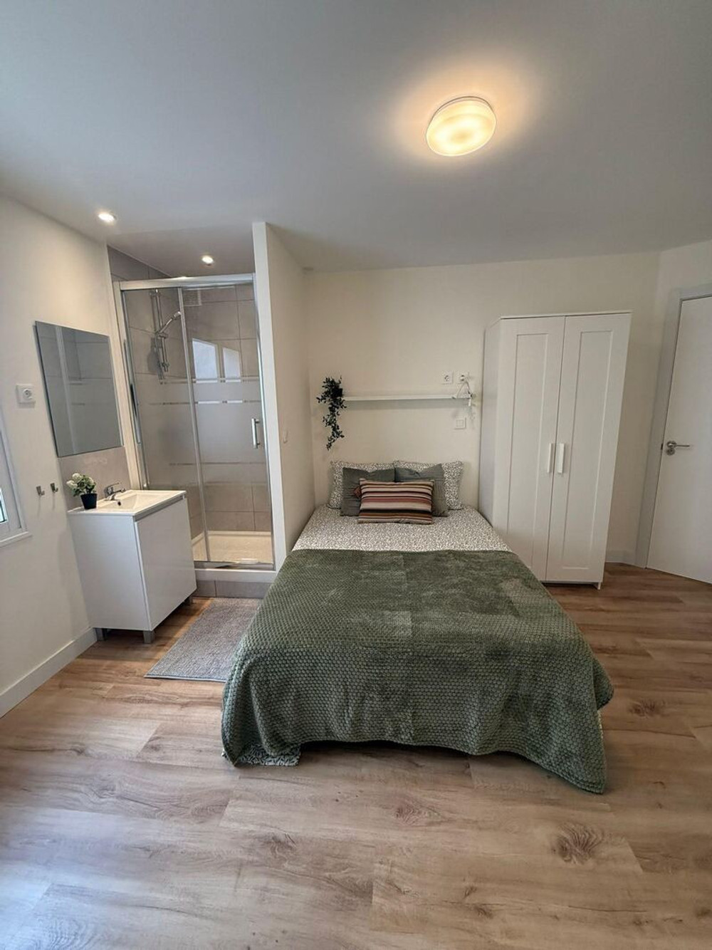Double bedroom with private bathroom preview