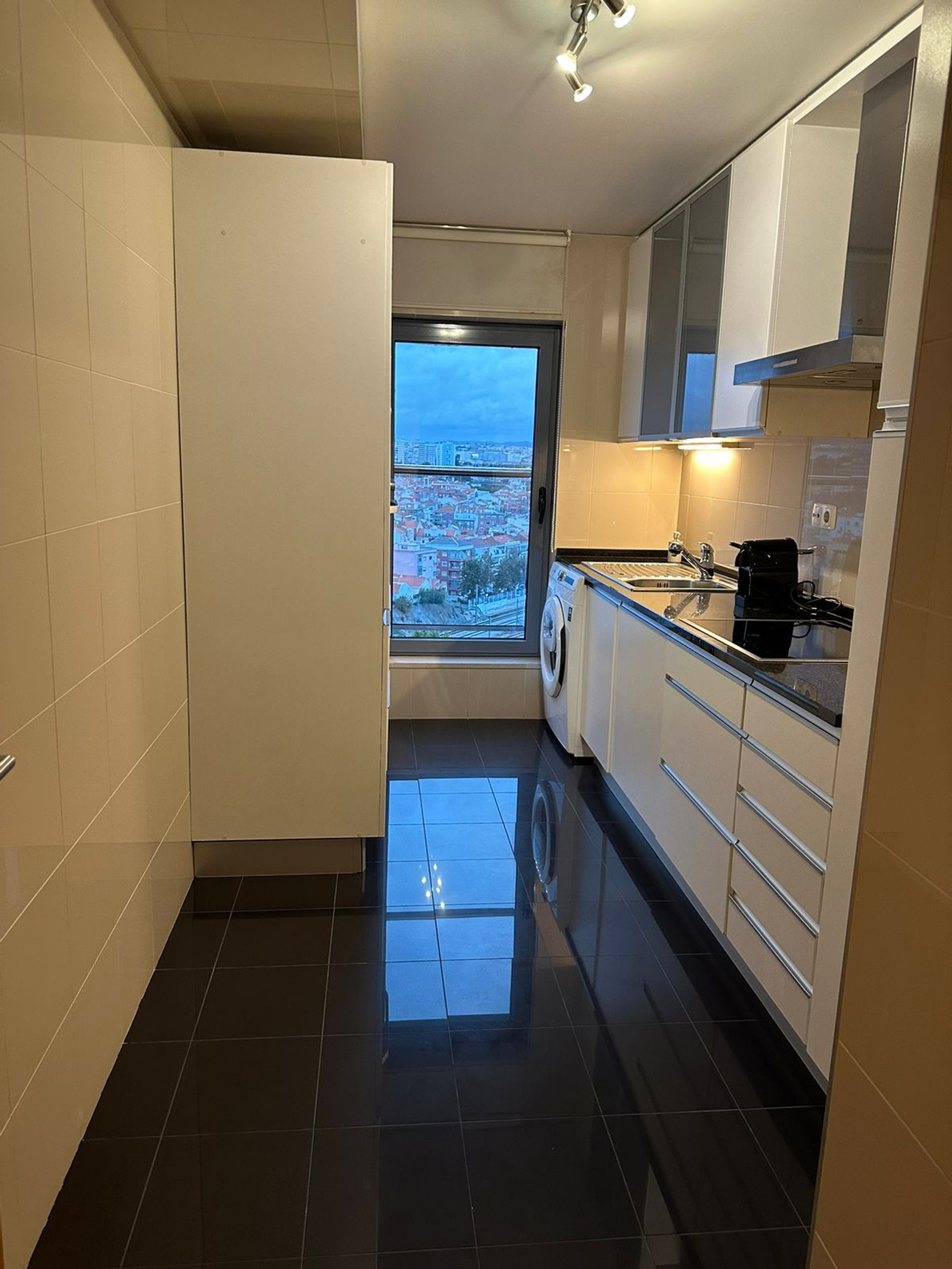 Full kitchen