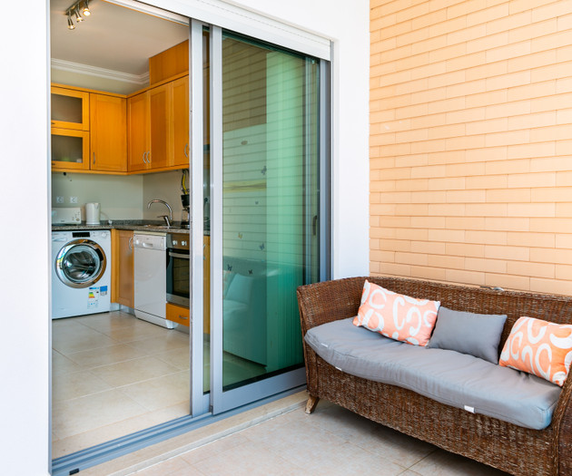 Sunny villa facing the pool