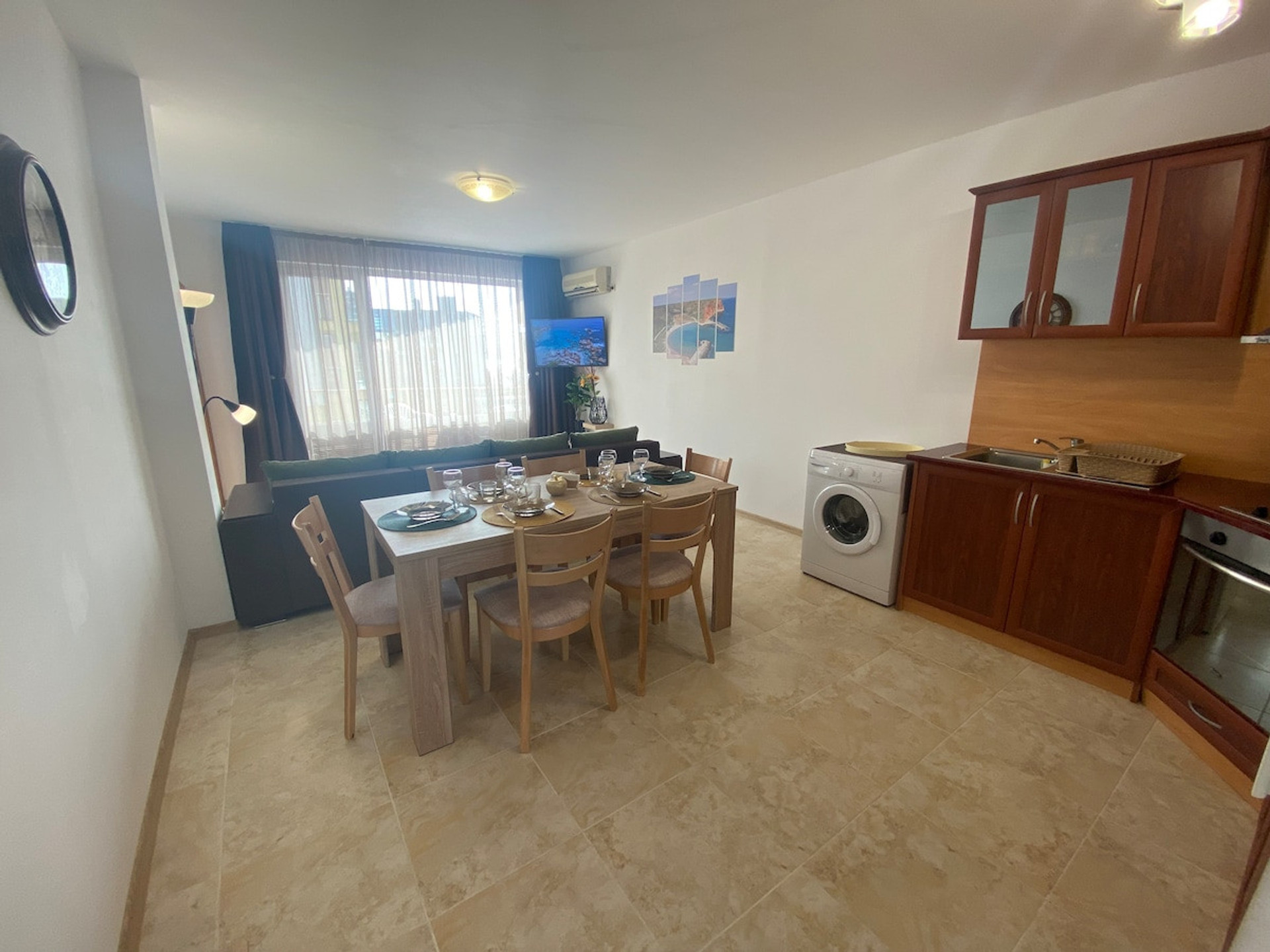Living Room with sea view and kitchen. 43inch TV with YouTube and Netflix. Cofee Machine, Fridge and Washinig Machine. 