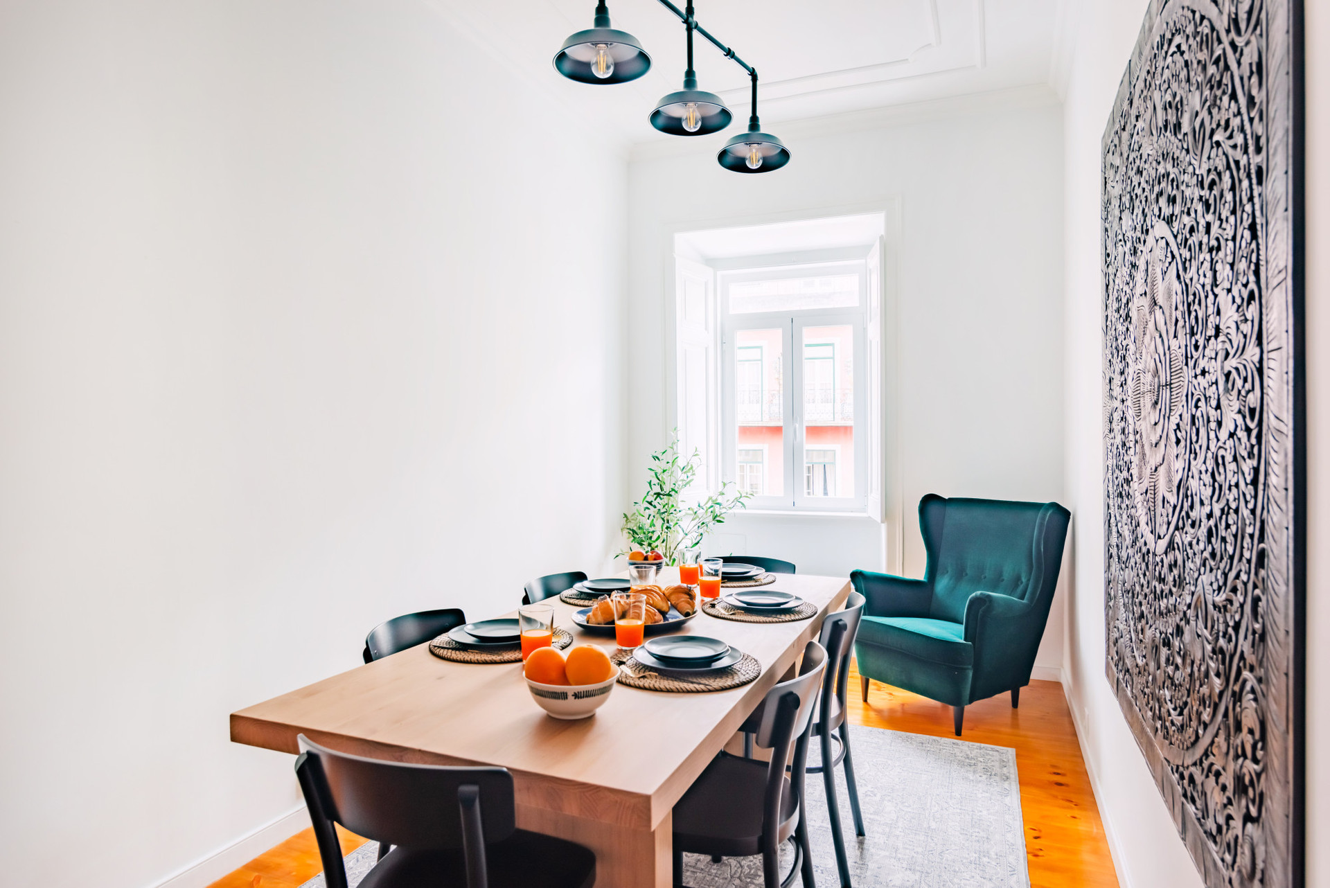 Dining Room with a comfortable table for 6.