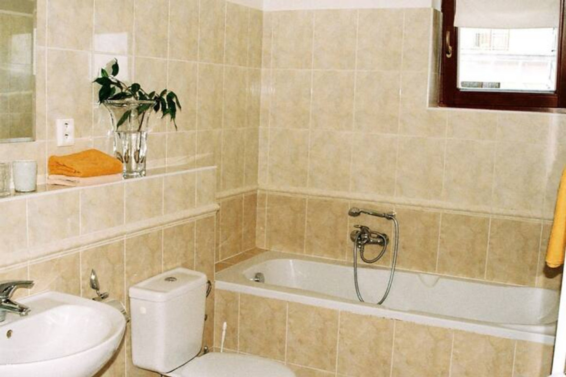 Large Bathroom of 7.5 m2 with window