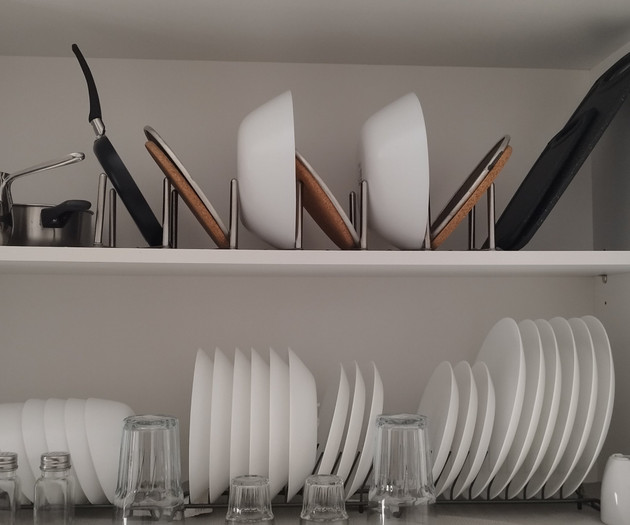 Cabinet with plates glasses