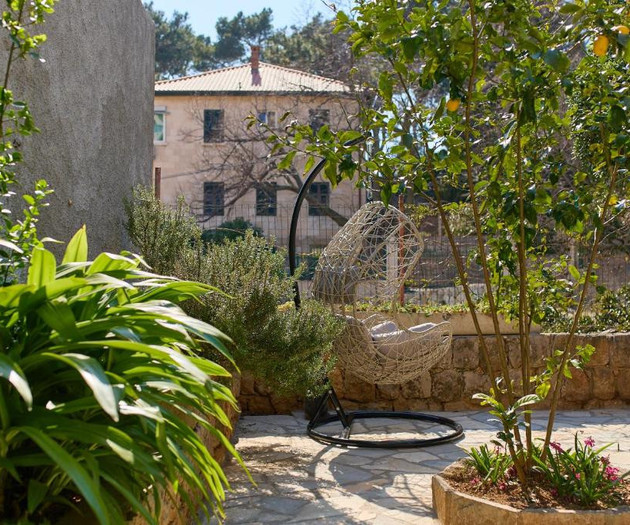 Barbara's Garden Apartment