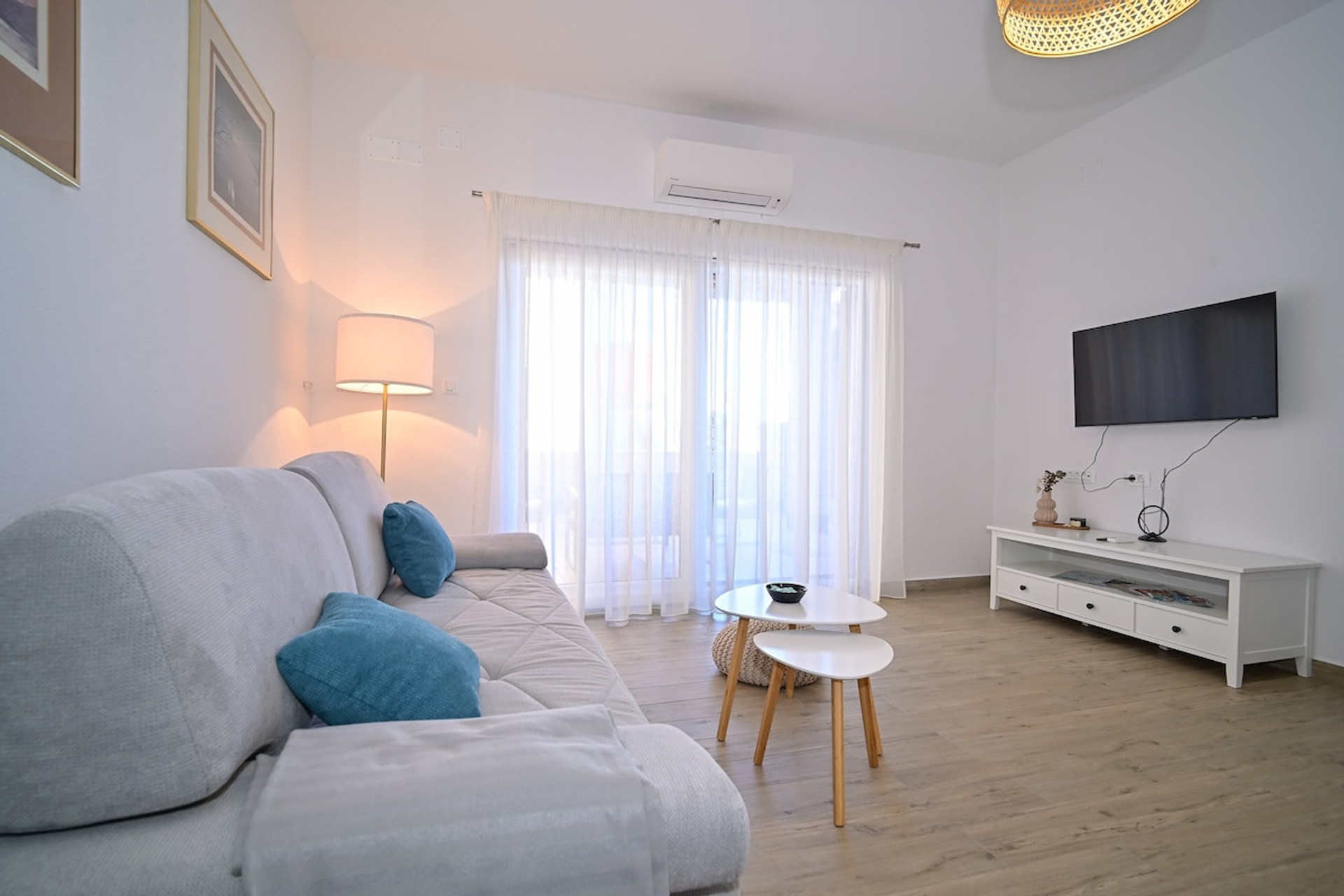 Airconditioned living room with access to the terrace