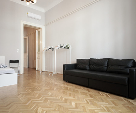 NEWLY RENOVATED, 3 BEDROOM APARTMENT IN THE CENTRE