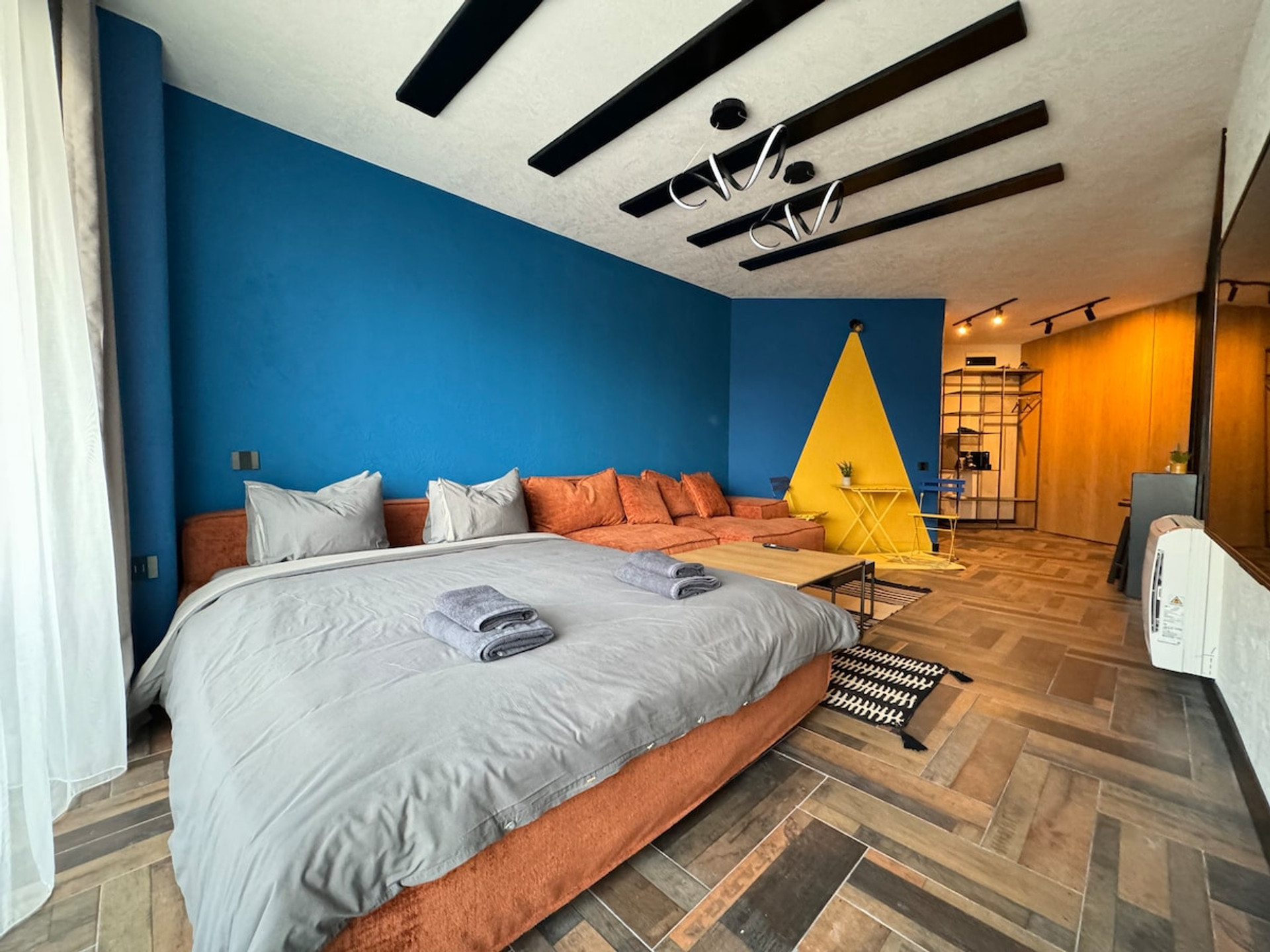 Photo of the whole room, Bed, Living room, Bedroom, Heating