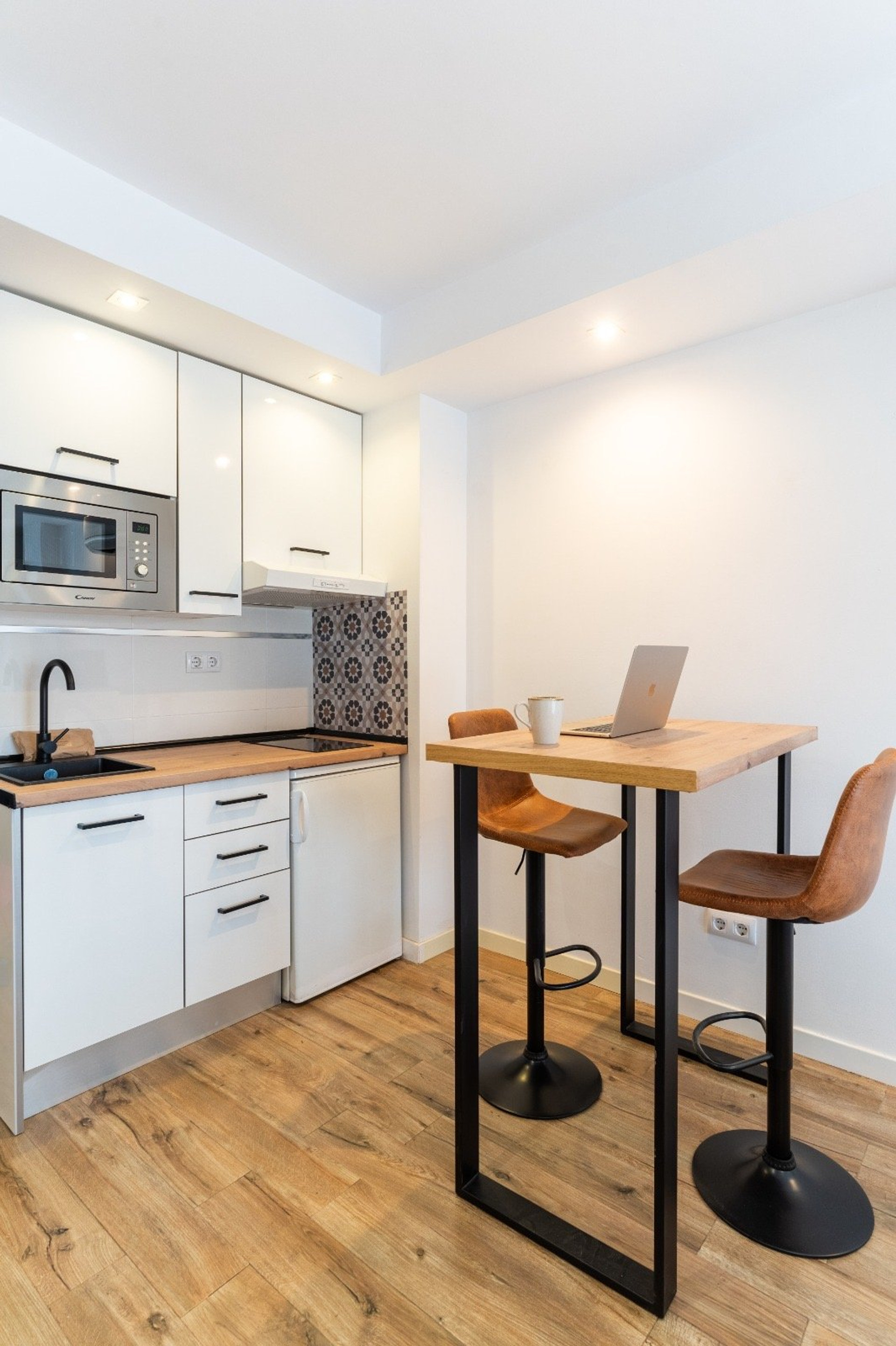 Kitchen with dining bar table