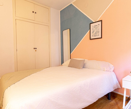 R0392- Room in flat to share Barcelona