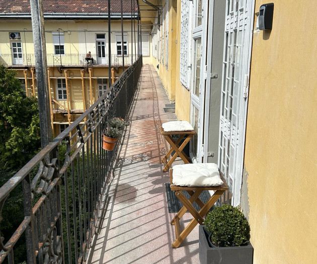 Stylish 1.5-BR Apartment in an Excellent Location