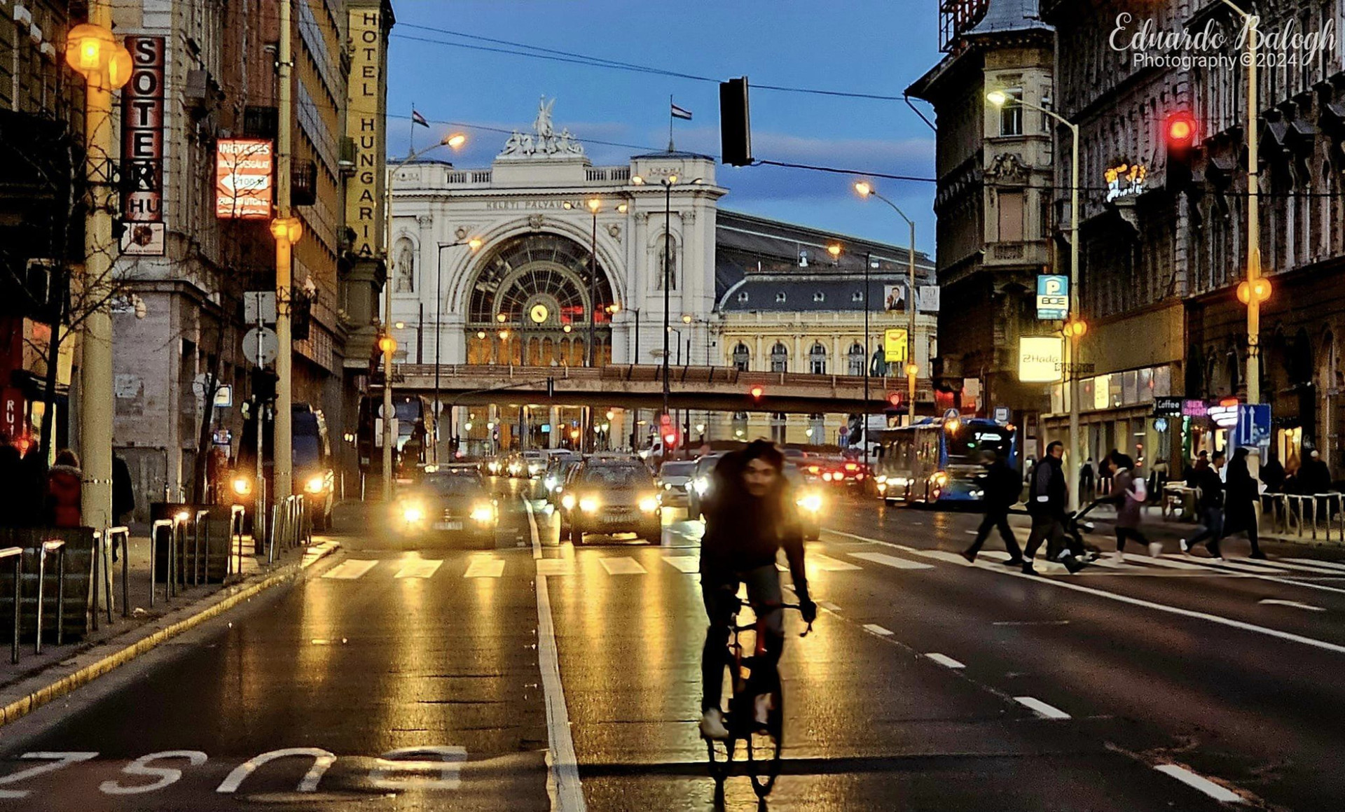 Budapest Keleti station night street