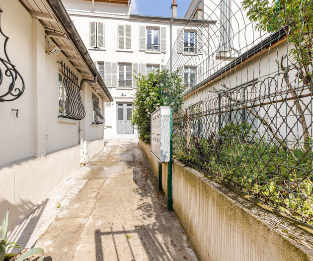 Tiny house in the Center of Paris