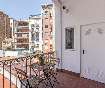 Bright apartment in Eixample, Barcelona.