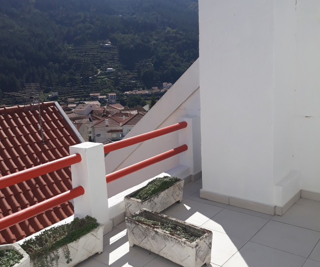 Apartment with terrace and mountain view