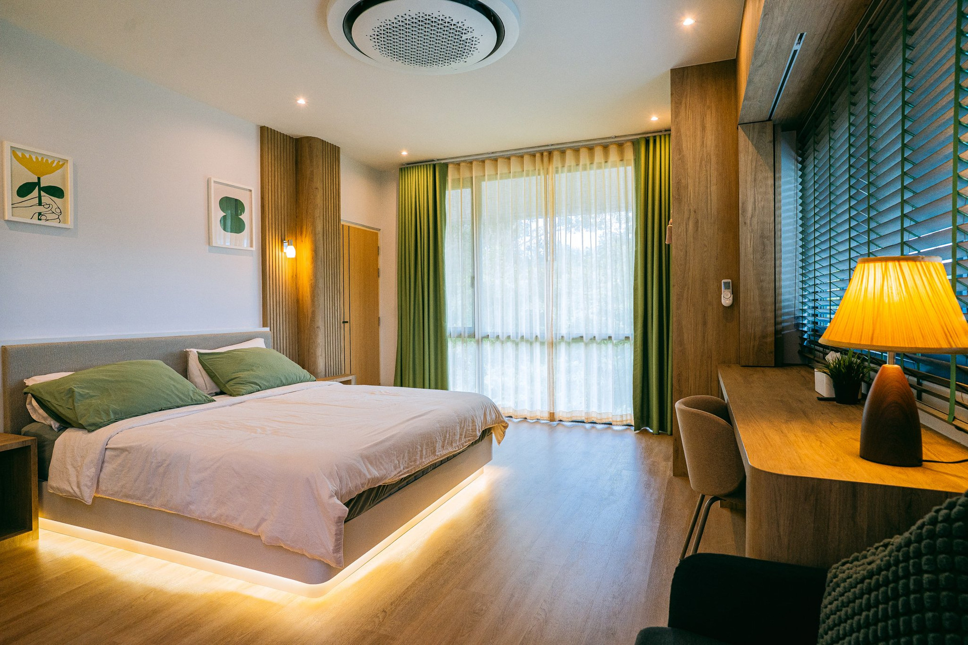 Bedroom king size bed