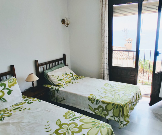 Great views, 3-bedr, shared pool, for 6