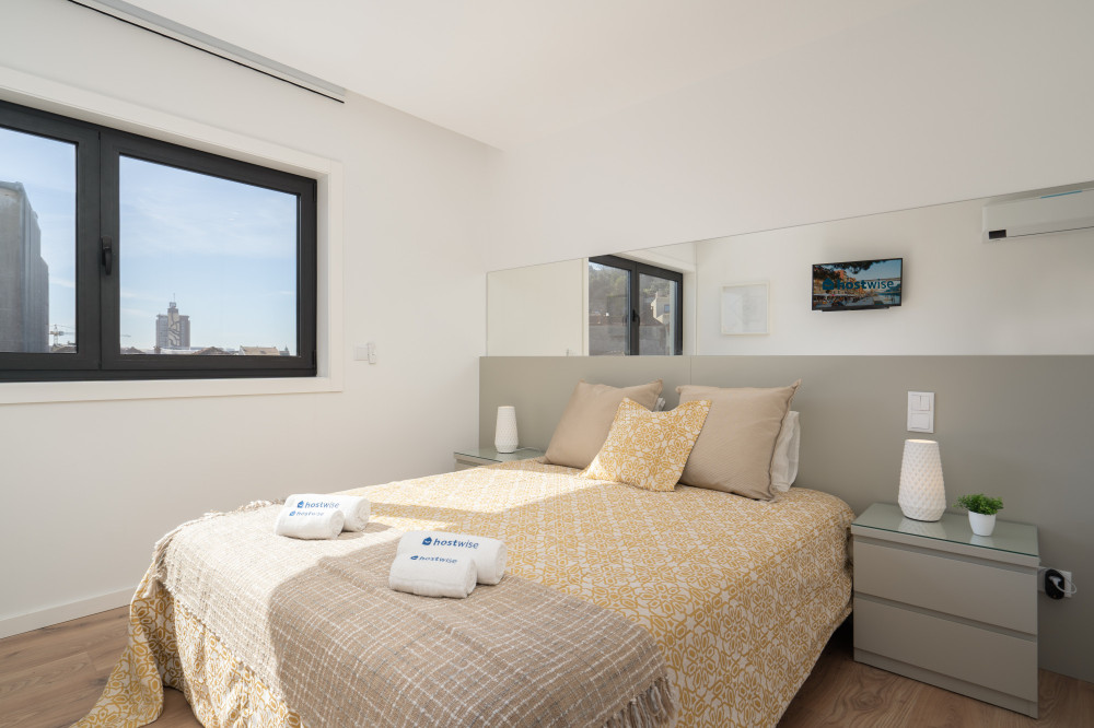 Bright & Luxurious Flat w/ Balcony preview