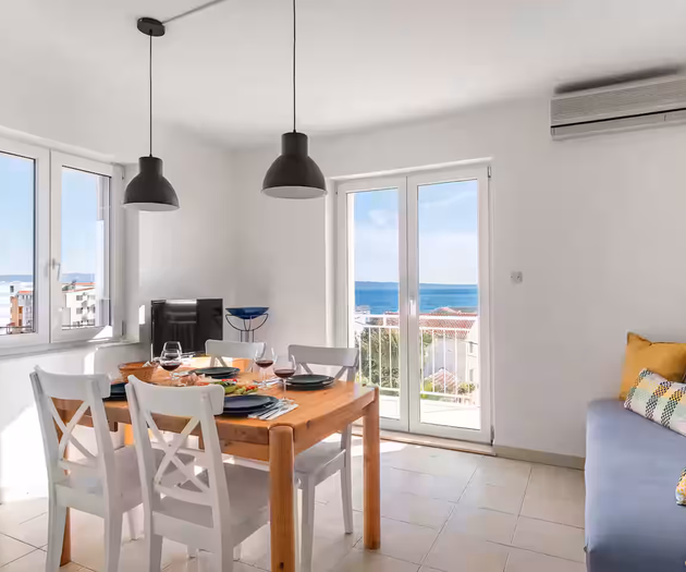 Cozy Apartment with Sea View