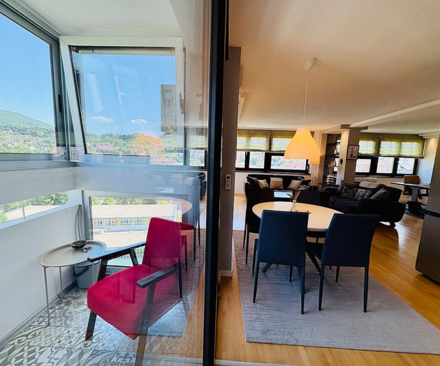 Sunny 9th-Floor Flat · Views · 350 Mbps Workspace