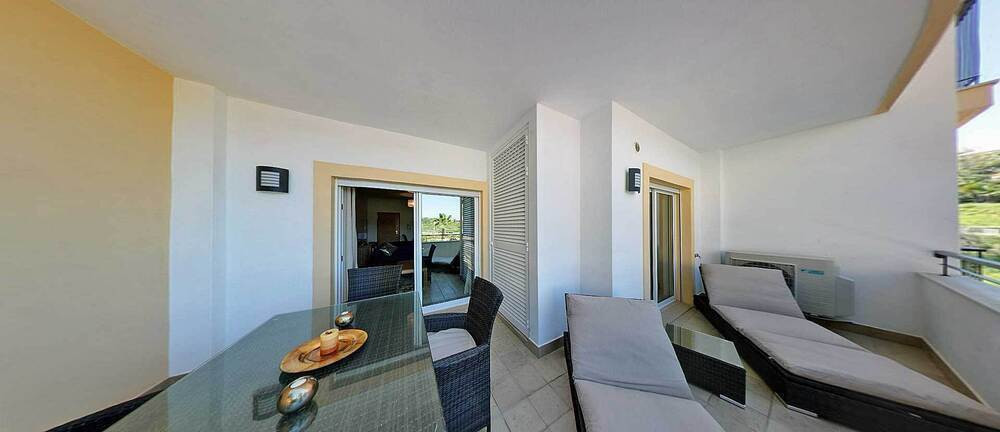 Spacious apartment with AC, terraces and pool
