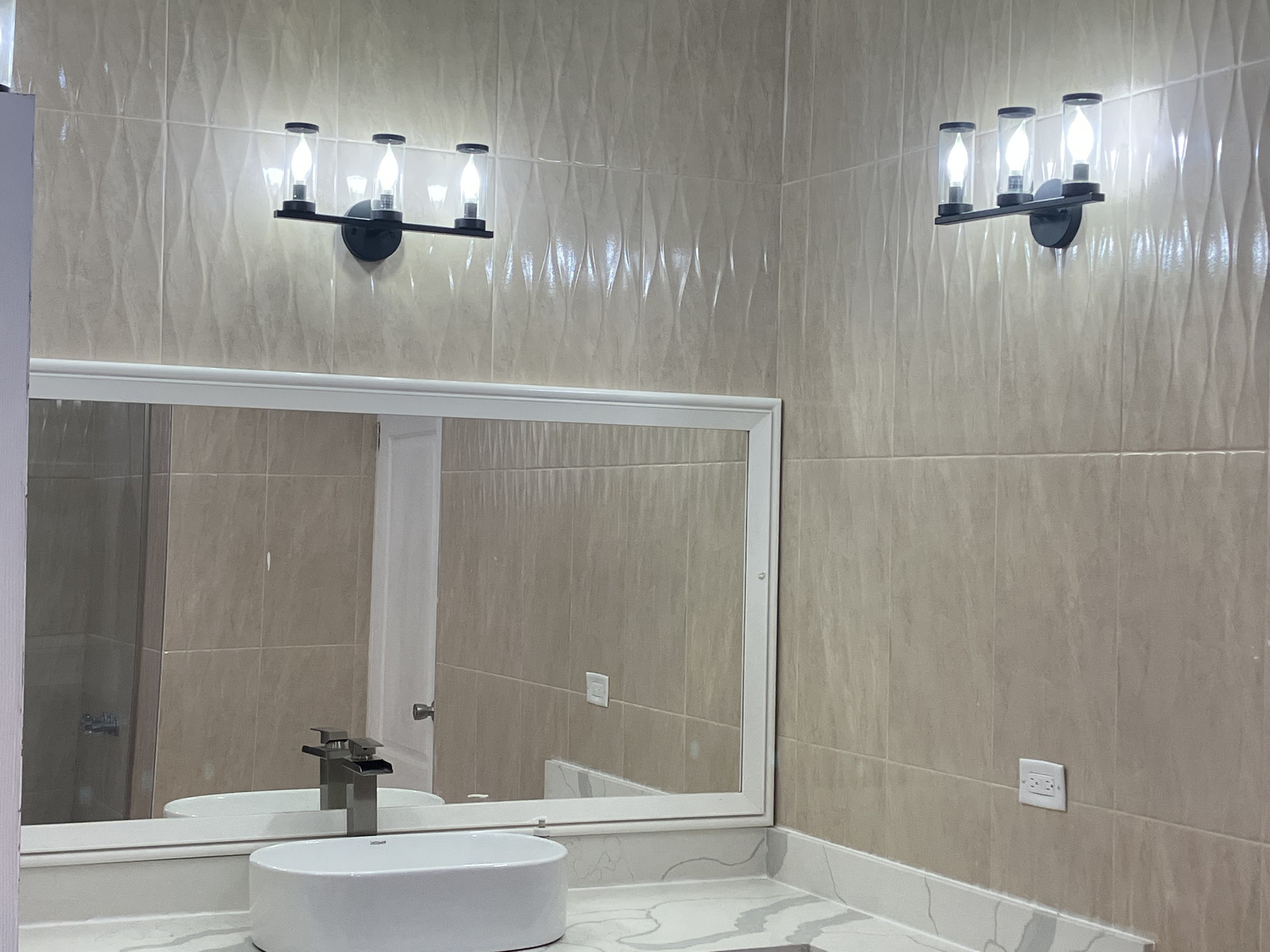 BATHROOM WITH WRAP AROUND VANITY, QUARTZ COUNTERTOP, COTTON TOWELS